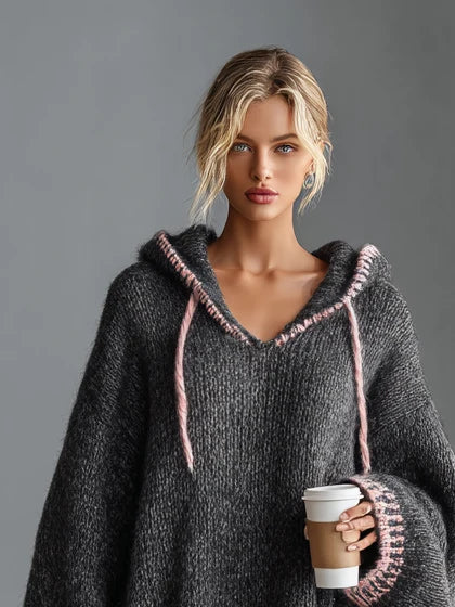 Pull femme à capuche coupe slim, finition contrastée. Idéal pour un look automne-hiver confortable et élégant.