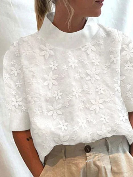 Top pull-over femme blanc avec broderie délicate. Parfait pour une tenue casual chic et confortable.