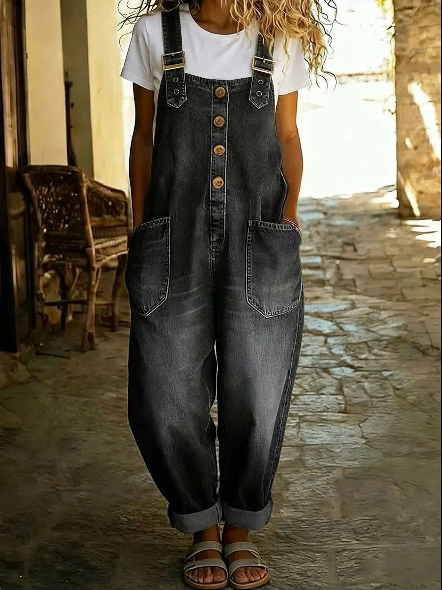 Salopette jean femme sans manches, look décontracté ample, parfait pour la mode estivale.
