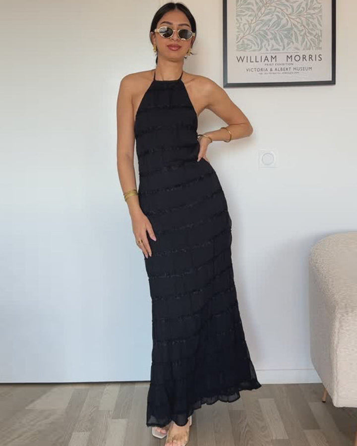 Robe femme maxi plissée chic, col halter. Tissu fluide et dos nu, idéale pour l'été et les soirées élégantes.