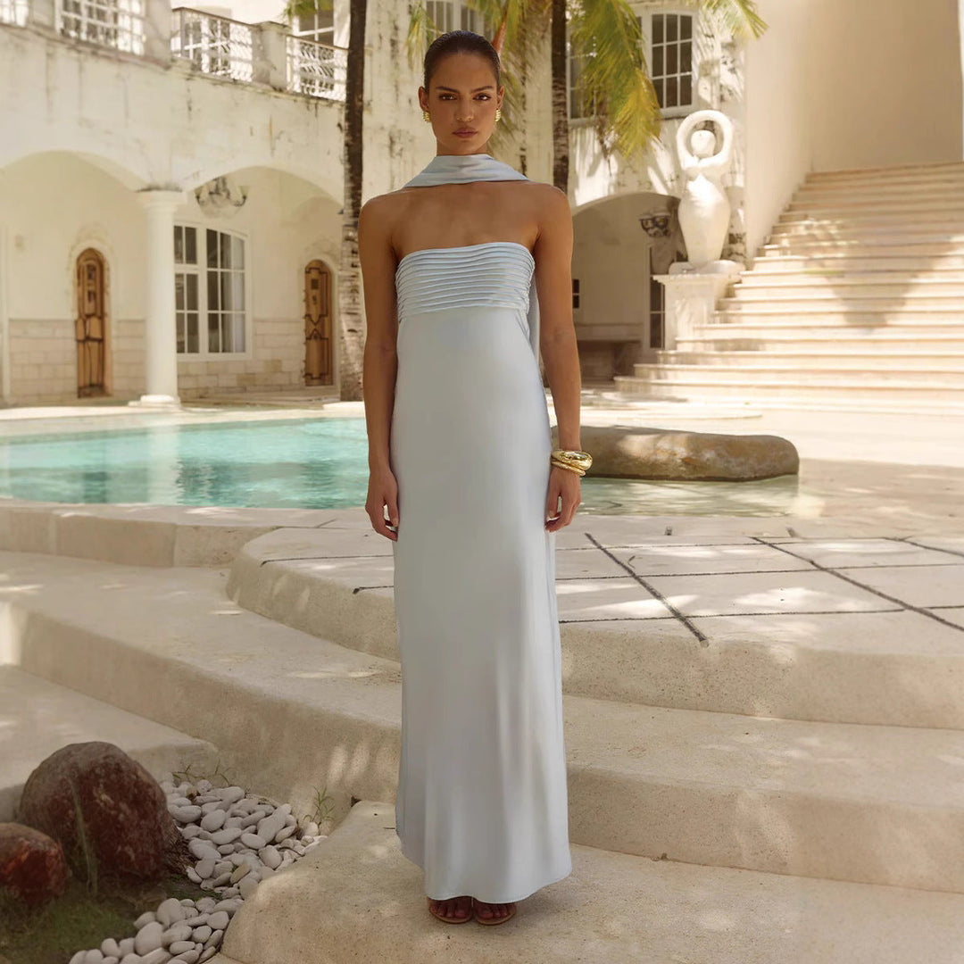 Sublime robe maxi femme à effet satiné brillant. Buste lacé raffiné, taille haute ajustée. Parfaite pour le printemps.