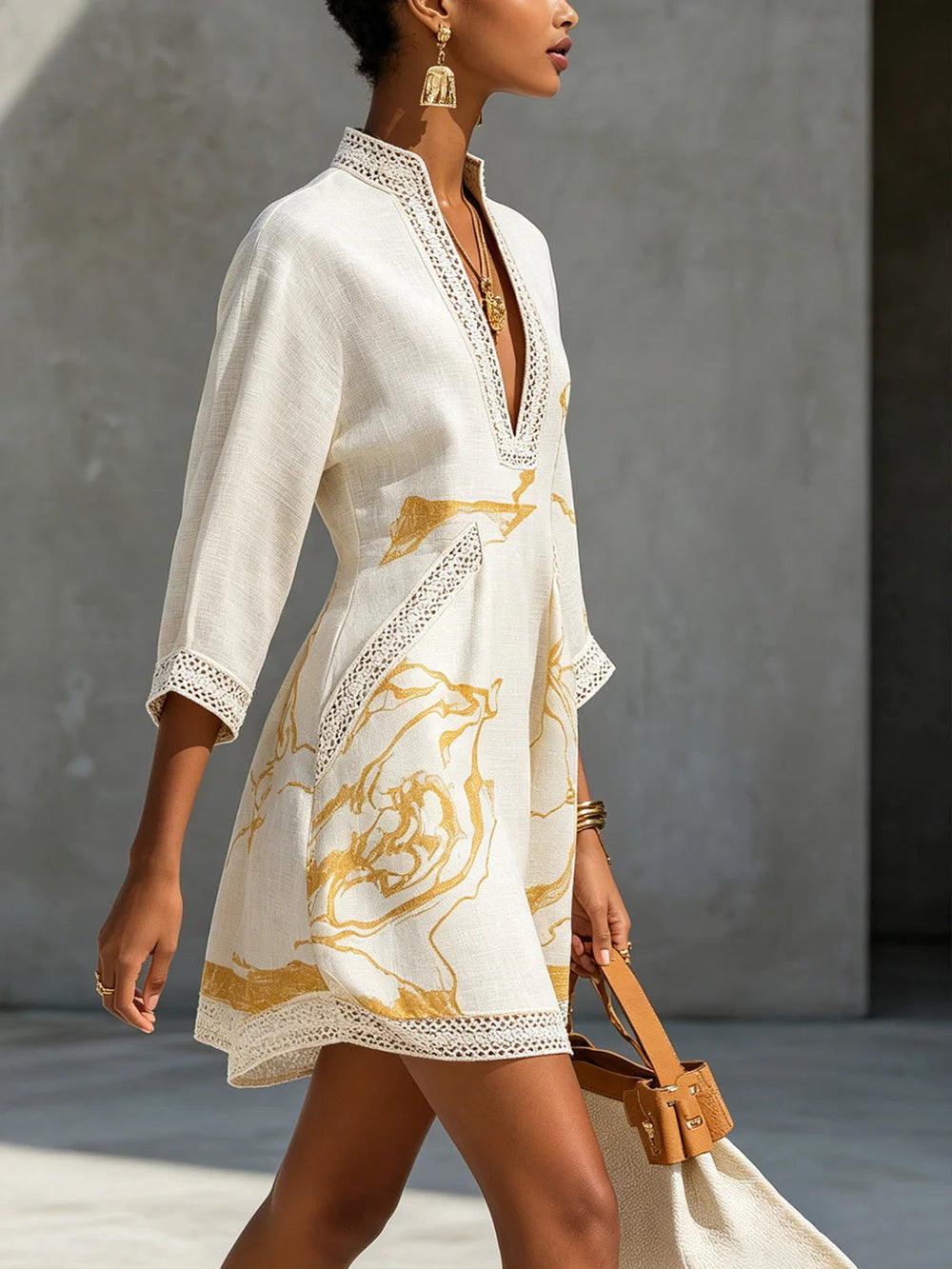 Mini robe femme confortable, col V avec dentelle et manches trois-quarts. Mode féminine idéale au quotidien.