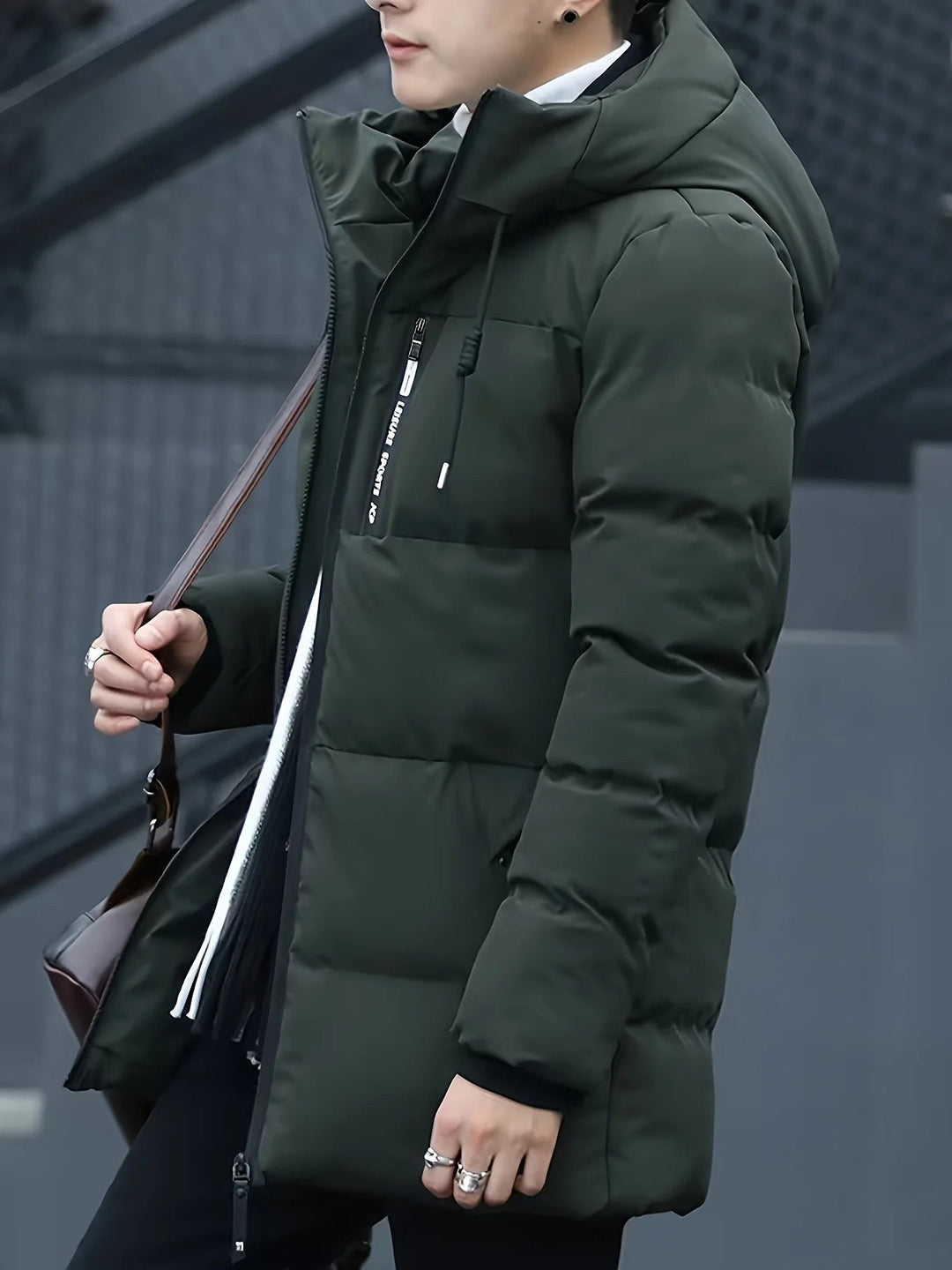 Manteau homme chaud avec capuche, idéal pour rester au chaud et stylé en vêtement extérieur.