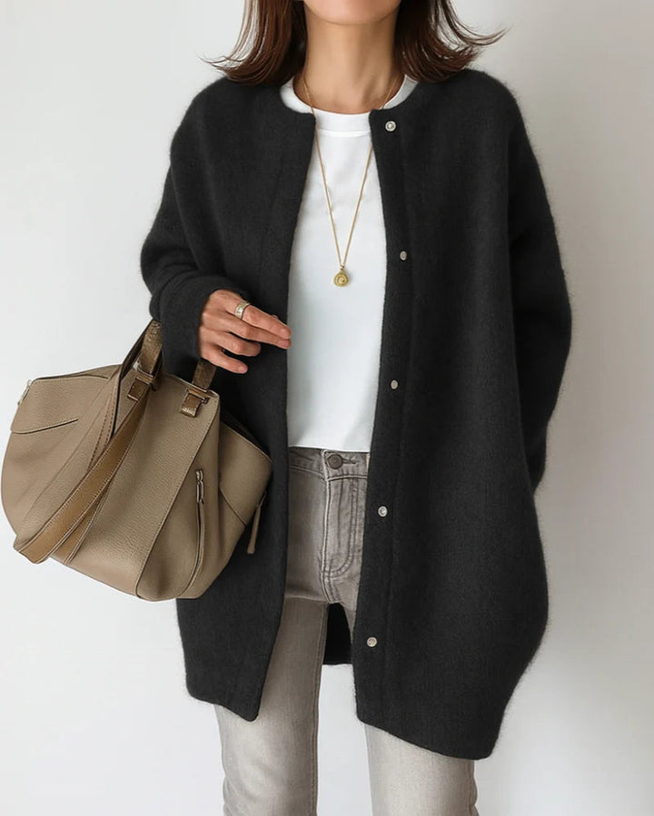 Gilet femme tendance automne hiver, long et chic. Idéal pour un look décontracté avec poches pratiques.
