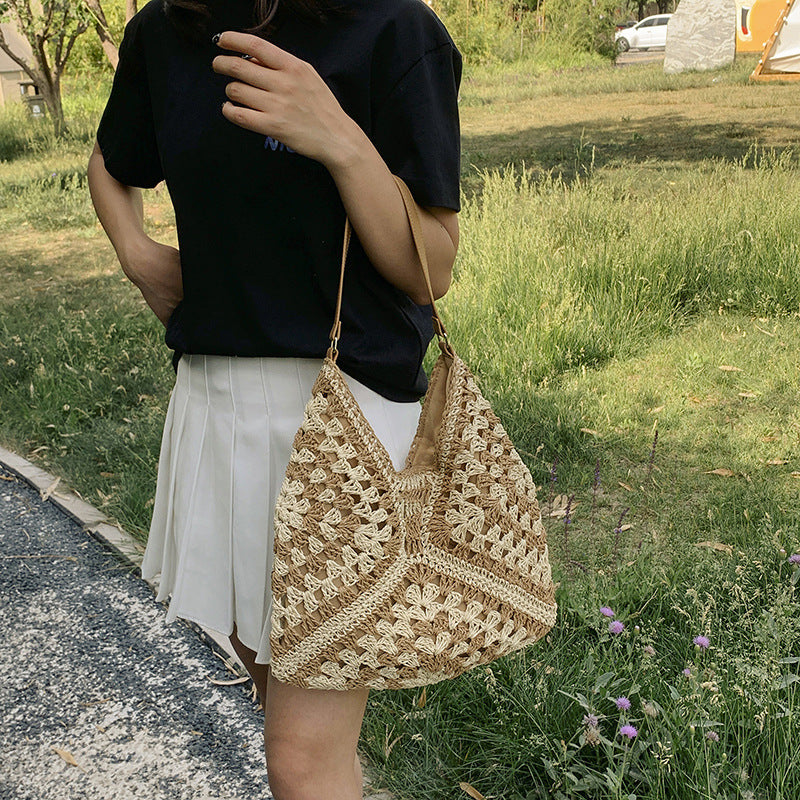 Accessoire mode : Sac à bandoulière femme en paille tressée, design chic et léger. Parfait pour l'été.