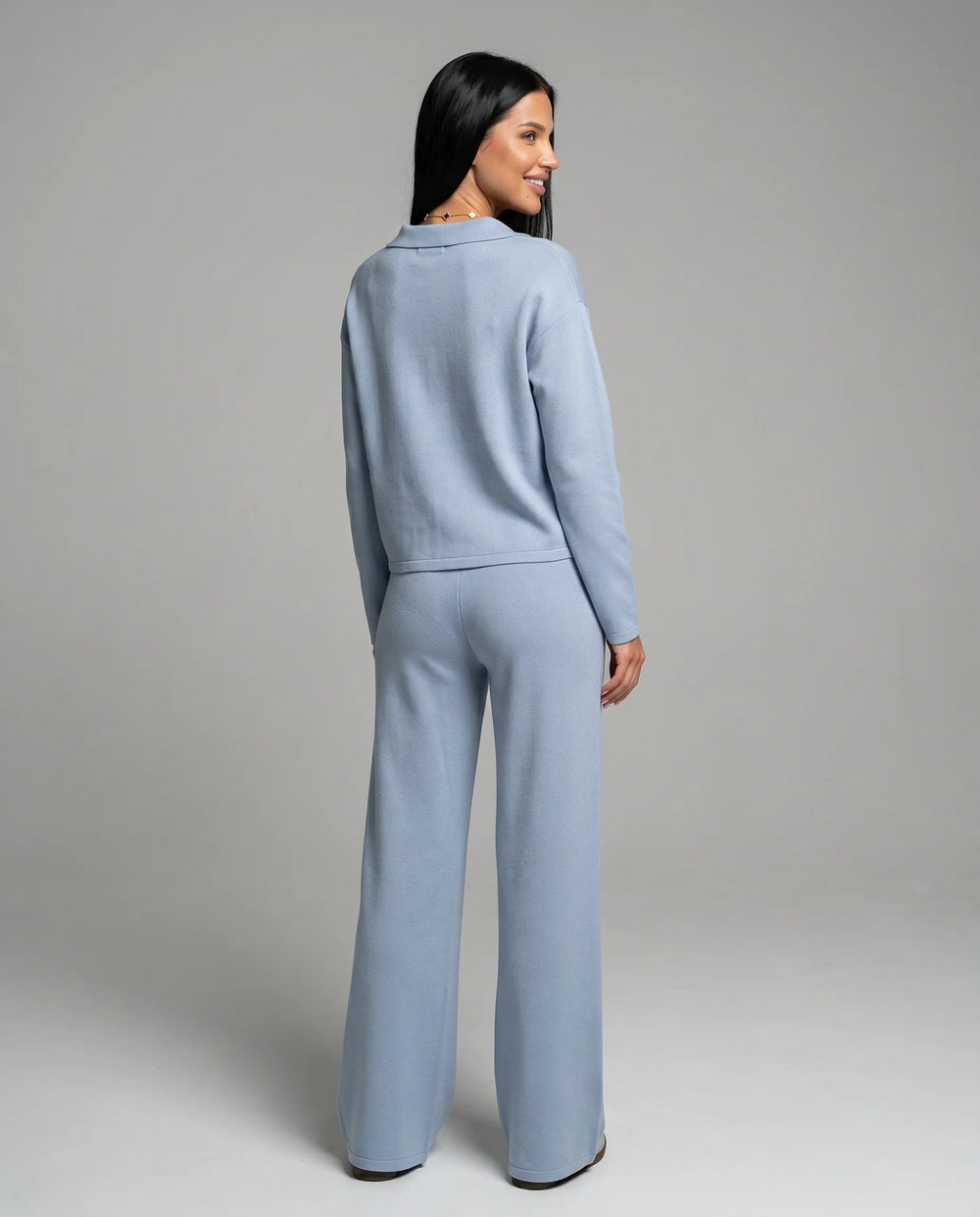 Tenue chic femme deux pièces: haut col V confortable et pantalon large fluide. Idéal printemps/automne.