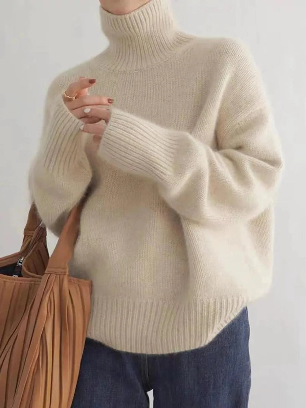 Pull femme maille tricot épaisse, col roulé, apporte chaleur et style décontracté chic pour l'hiver.