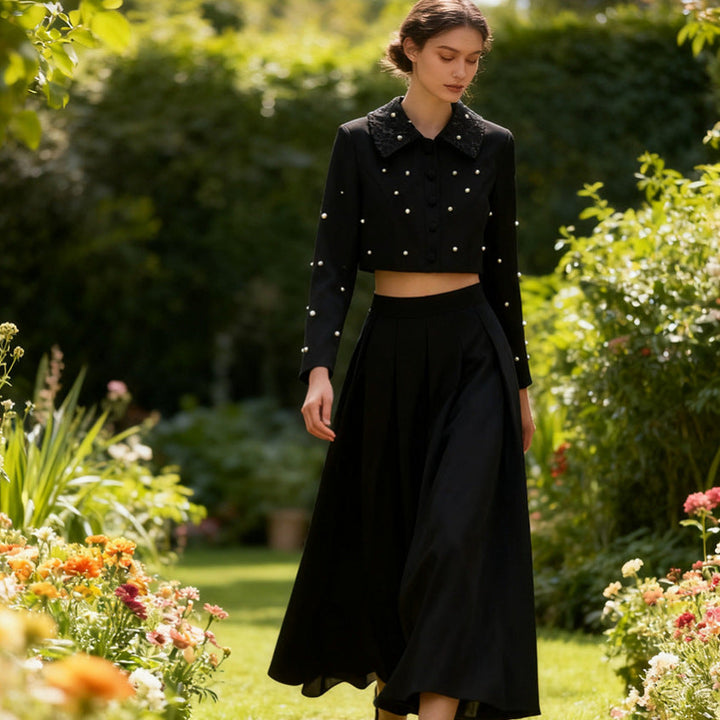 Mode féminine: ensemble deux pièces élégant comprenant un haut court perlé et une jupe taille haute ajustée.