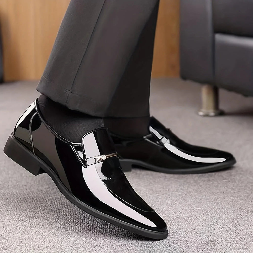 Chaussures mocassins homme marron clair vernis, bout pointu, parfaits pour un look business moderne.