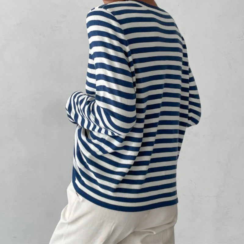 Pull femme confortable rayé, parfait pour l'hiver et l'automne, style chic et décontracté.