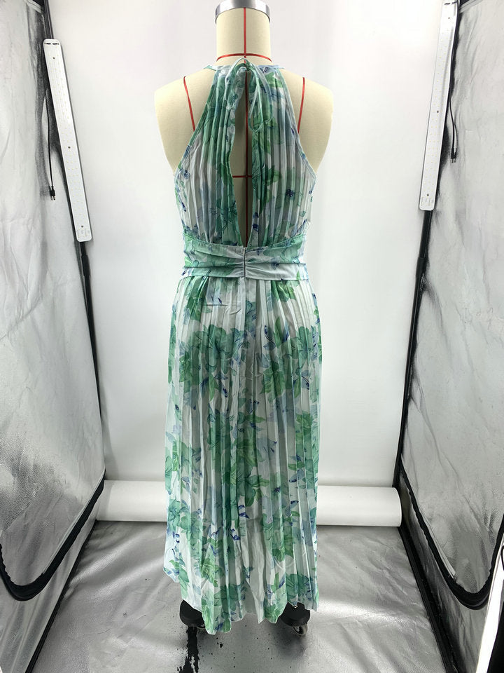 Robe midi sans manches fluide avec col halter et encolure V, motif imprimé. Parfaite pour un look femme été tendance.