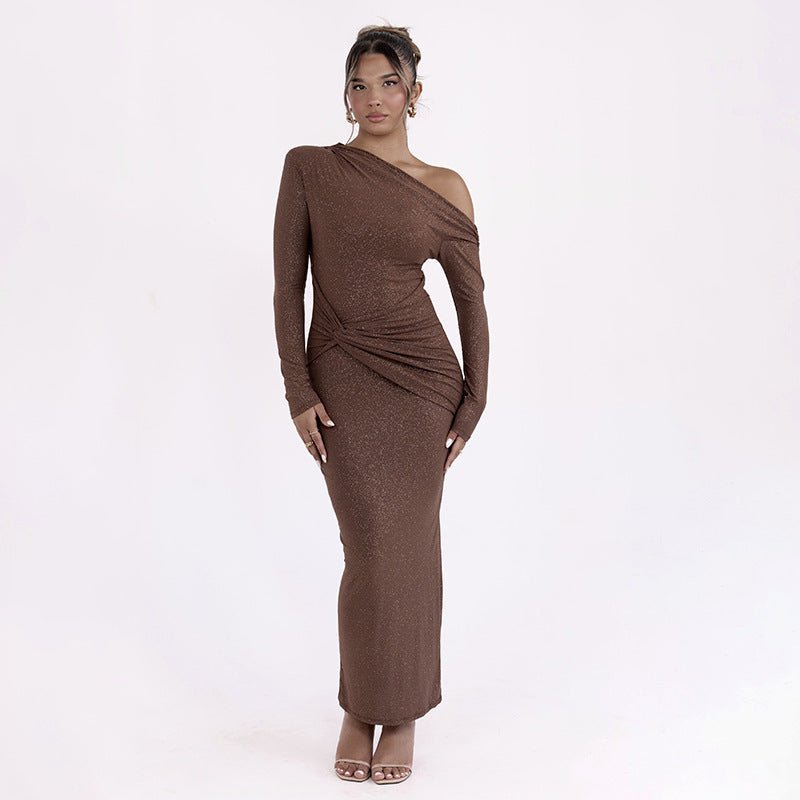 Robe de soirée femme chic violette, style contemporain, près du corps, épaule dénudée, manches longues.