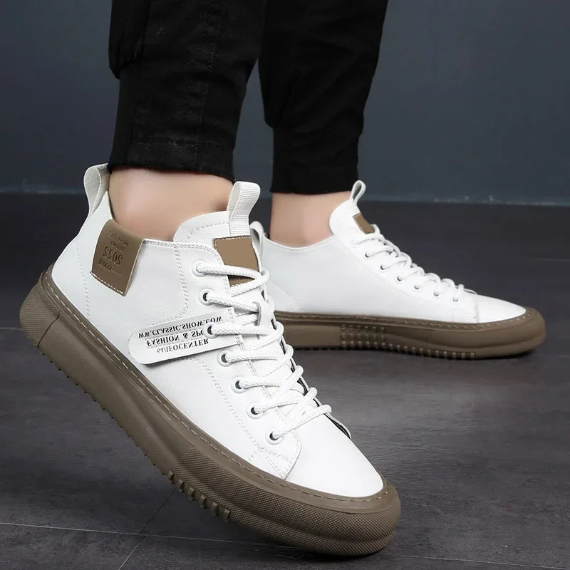 Paire de baskets mi-montantes noires/blanches pour homme. Chaussures élégantes au design urbain moderne et confortable.