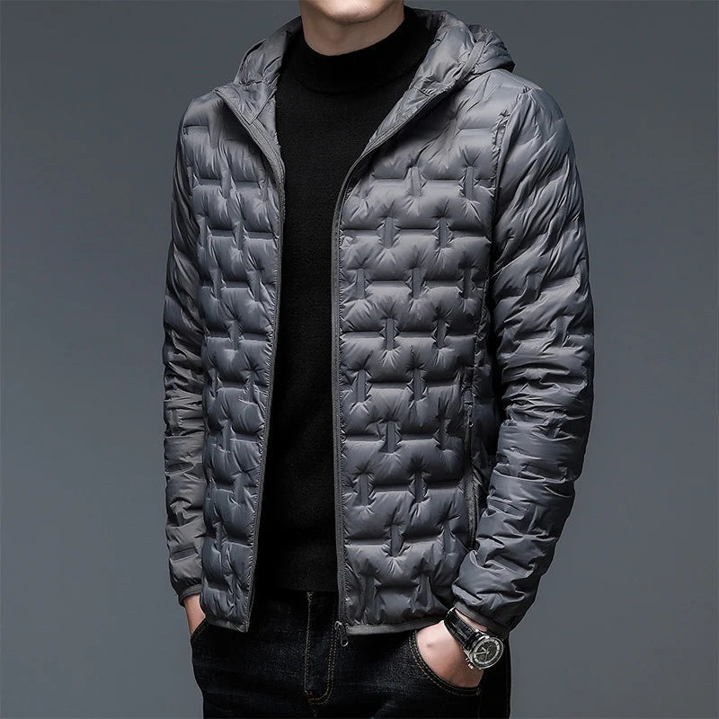 Veste homme matelassée avec capuche, zip intégral, offrant chaleur et style pour l'hiver et la mode masculine.