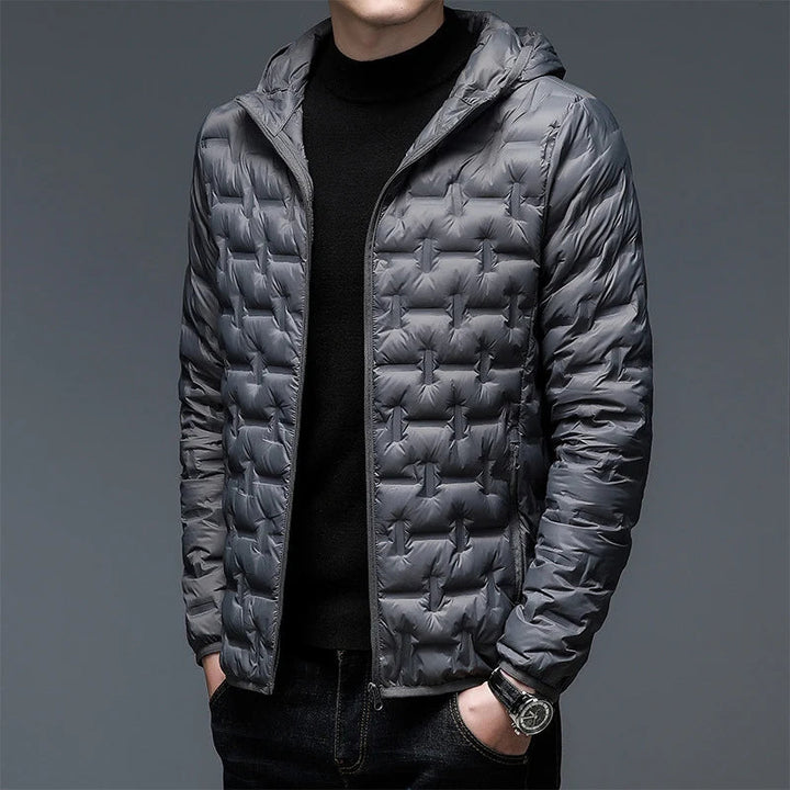 Veste homme matelassée avec capuche, zip intégral, offrant chaleur et style pour l'hiver et la mode masculine.