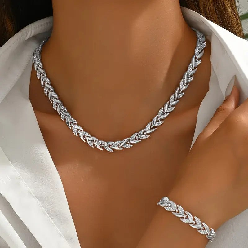 Parure collier et bracelet femme élégante feuille de verre et strass, un ensemble bijoux scintillant.