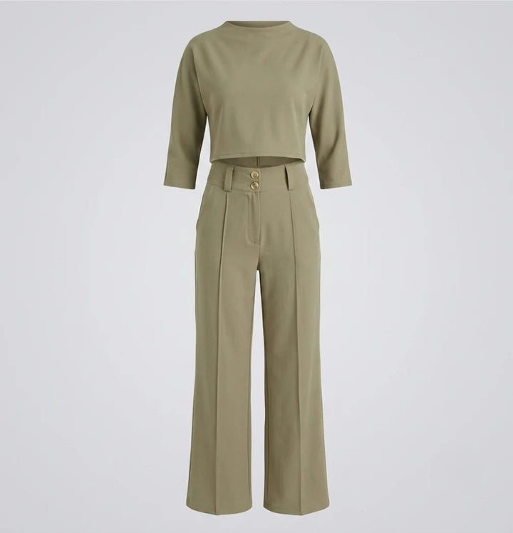 Tenue décontractée chic femme avec top court évasé et pantalon large taille haute, pour un look printanier.