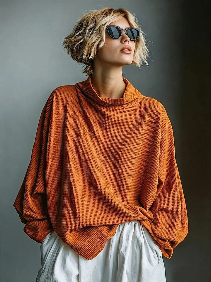 Texture unique du pull femme en maille nid d'abeille, col roulé, parfait pour une tenue d'hiver confortable.