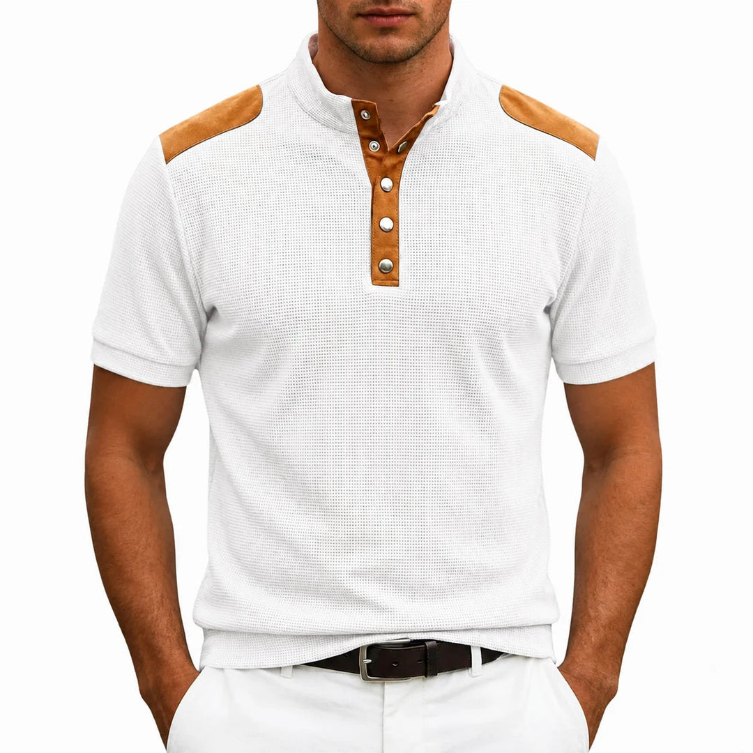 T-shirt homme moderne à col montant boutonné, avec panneaux contrastants. Parfait pour un style casual chic.