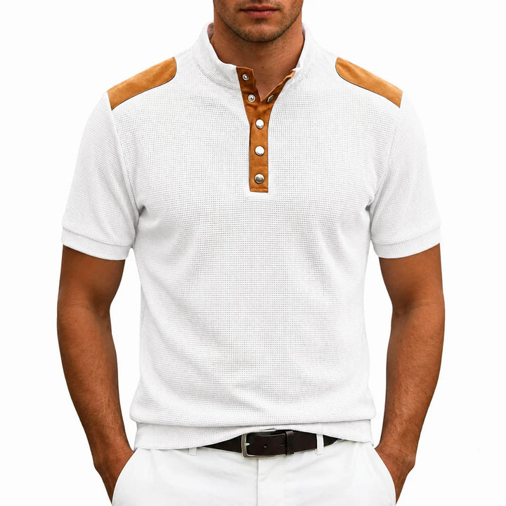 T-shirt homme moderne à col montant boutonné, avec panneaux contrastants. Parfait pour un style casual chic.