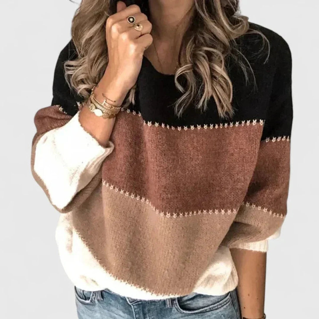 Femme portant un pull rayé décontracté à col rond, confort quotidien et mode casual automne-hiver.