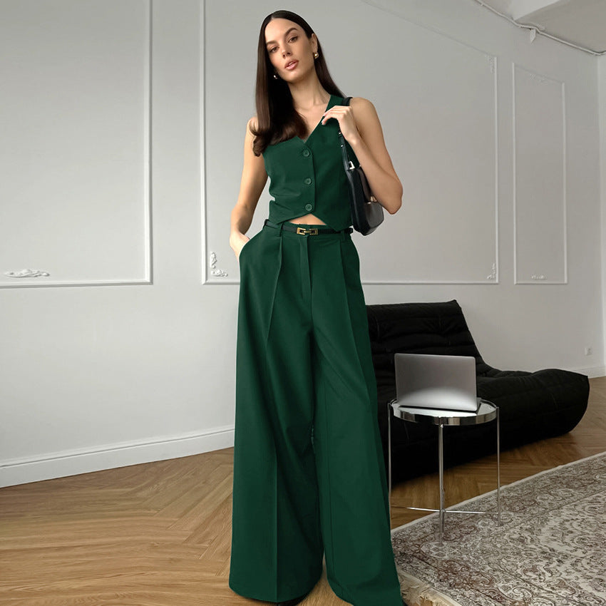 Ensemble femme chic : veste sans manches et pantalon tailleur décontracté, parfait pour une élégance moderne.