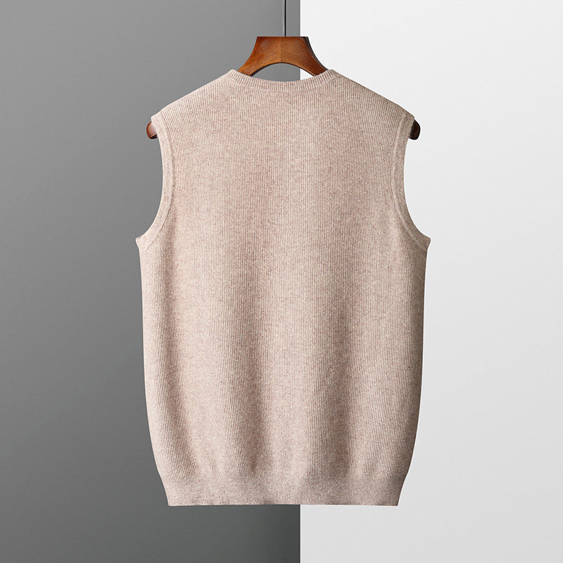 Gilet homme jacquard en superposition, apportant une touche chic et professionnelle à une tenue d'automne ou d'hiver.