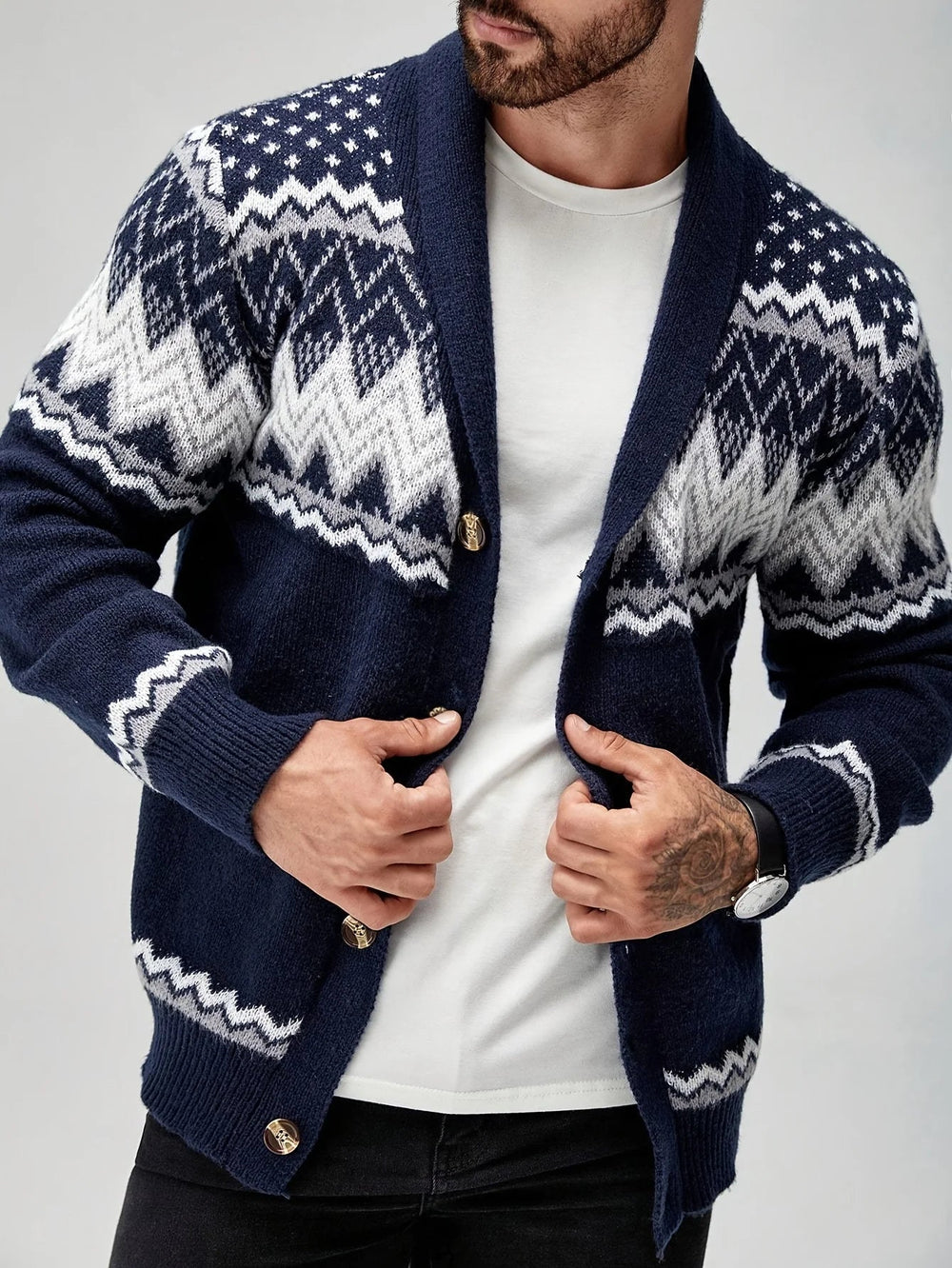 Détail d'un cardigan homme classique. Boutons élégants et maille confortable pour vêtements homme de qualité.