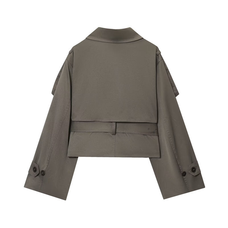 Manteau femme hiver chic à coupe droite, col montant. Vêtement extérieur sophistiqué et intemporel.