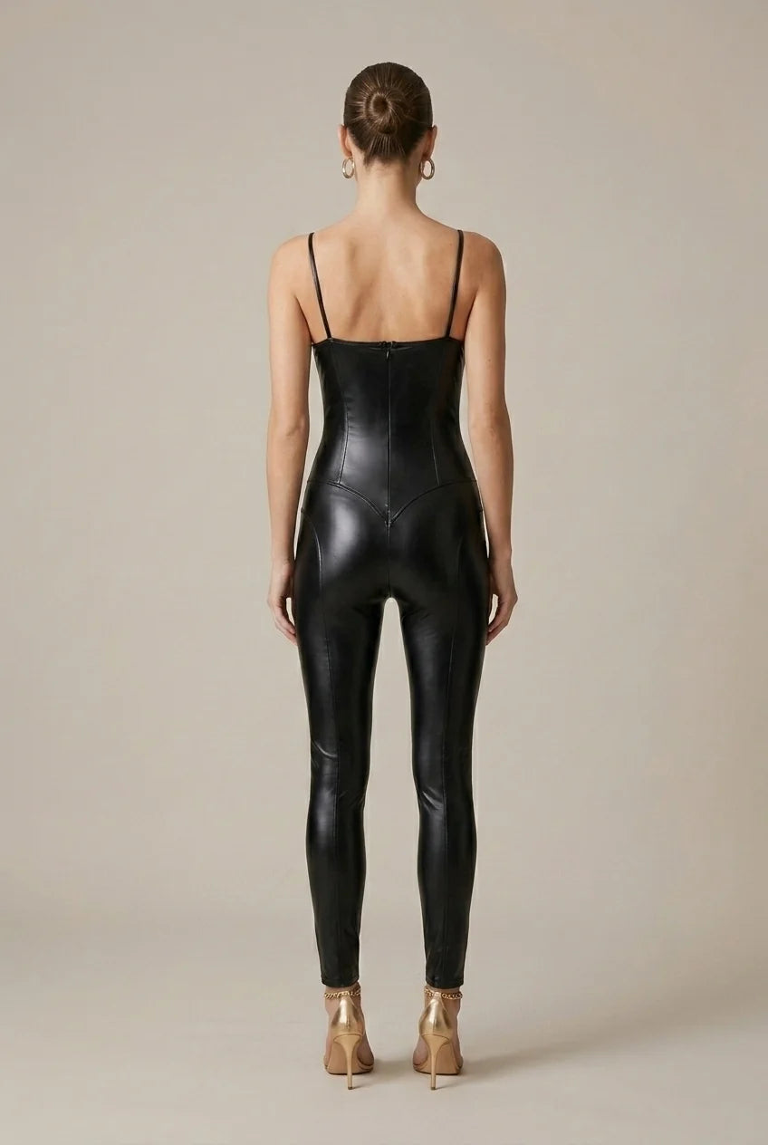 Jumpsuit femme moulante élégante avec bretelles fines, parfaite pour le printemps/été. Tenue moderne et chic.