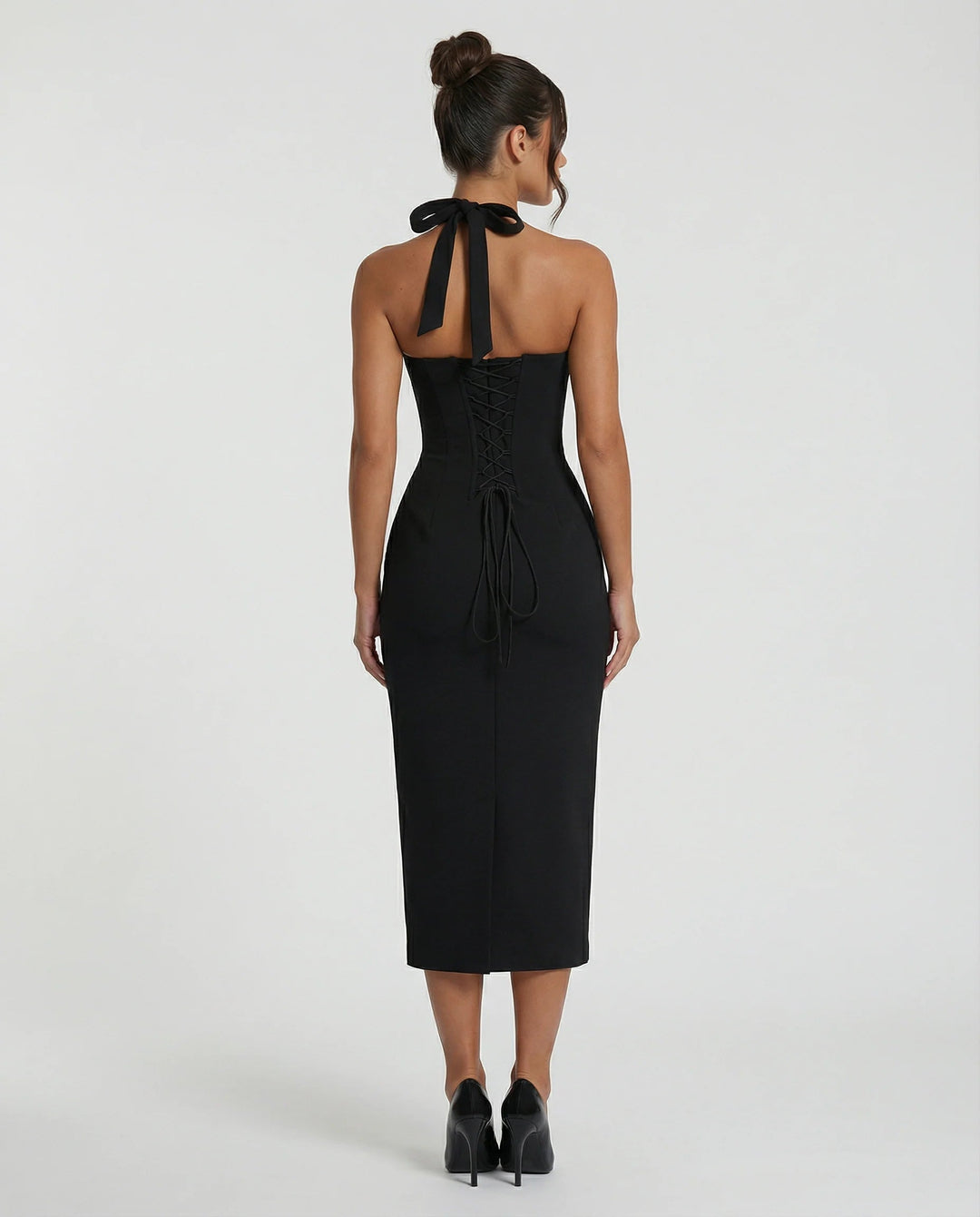 Tenue de soirée: robe midi femme ajustée, encolure halter et dos fendu. Style contemporain et chic.