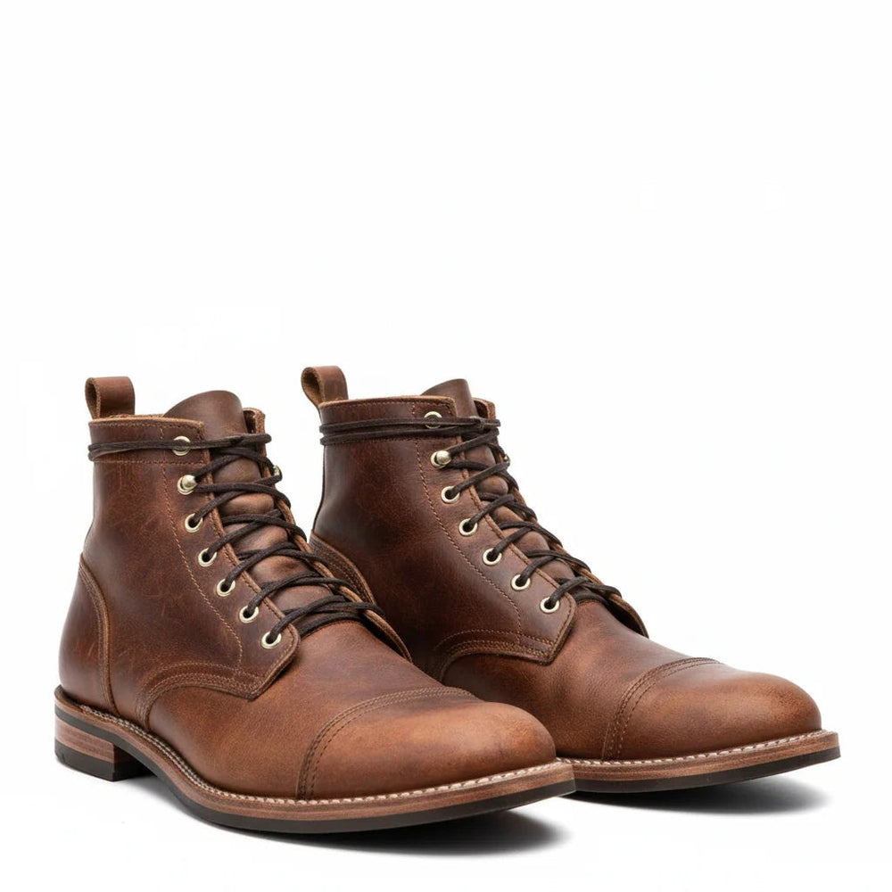 Chaussures homme à lacets, bottes marron robustes à bout rond pour un look élégant et polyvalent en ville.