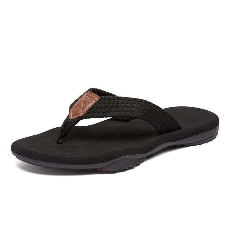 Claquettes homme légères noires, parfaites pour la plage et l'été, offrant un confort optimal et un style décontracté.