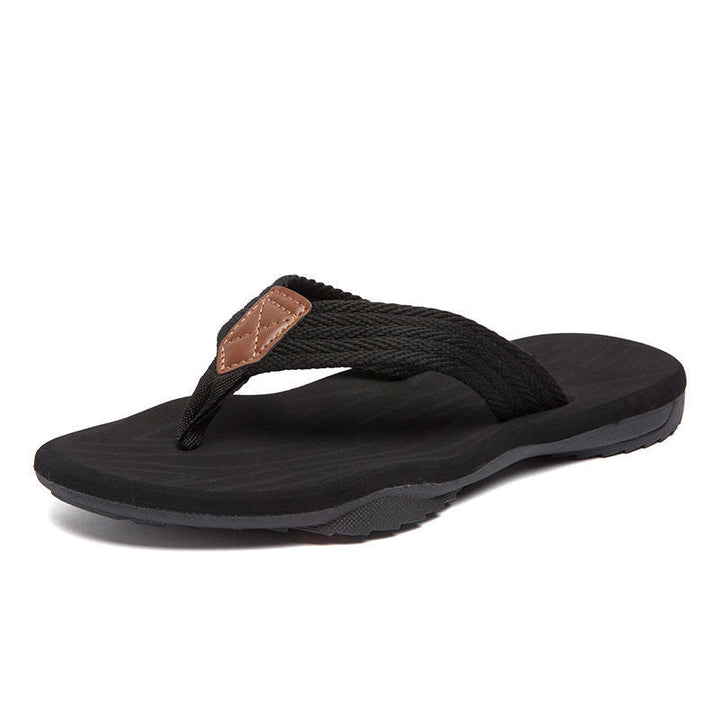 Claquettes homme légères noires, parfaites pour la plage et l'été, offrant un confort optimal et un style décontracté.