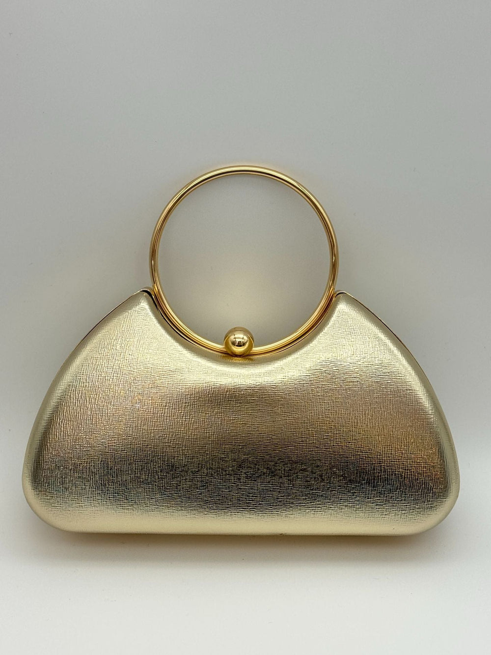 Sac de soirée chic et élégant pour femme, disponible en doré, argenté ou noir avec cadre métallique.