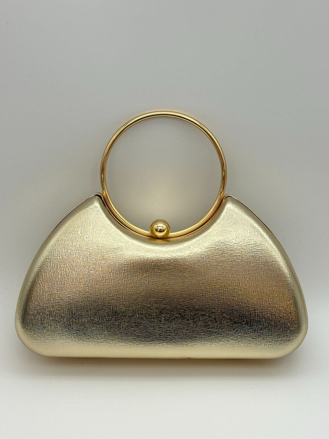 Sac de soirée chic et élégant pour femme, disponible en doré, argenté ou noir avec cadre métallique.
