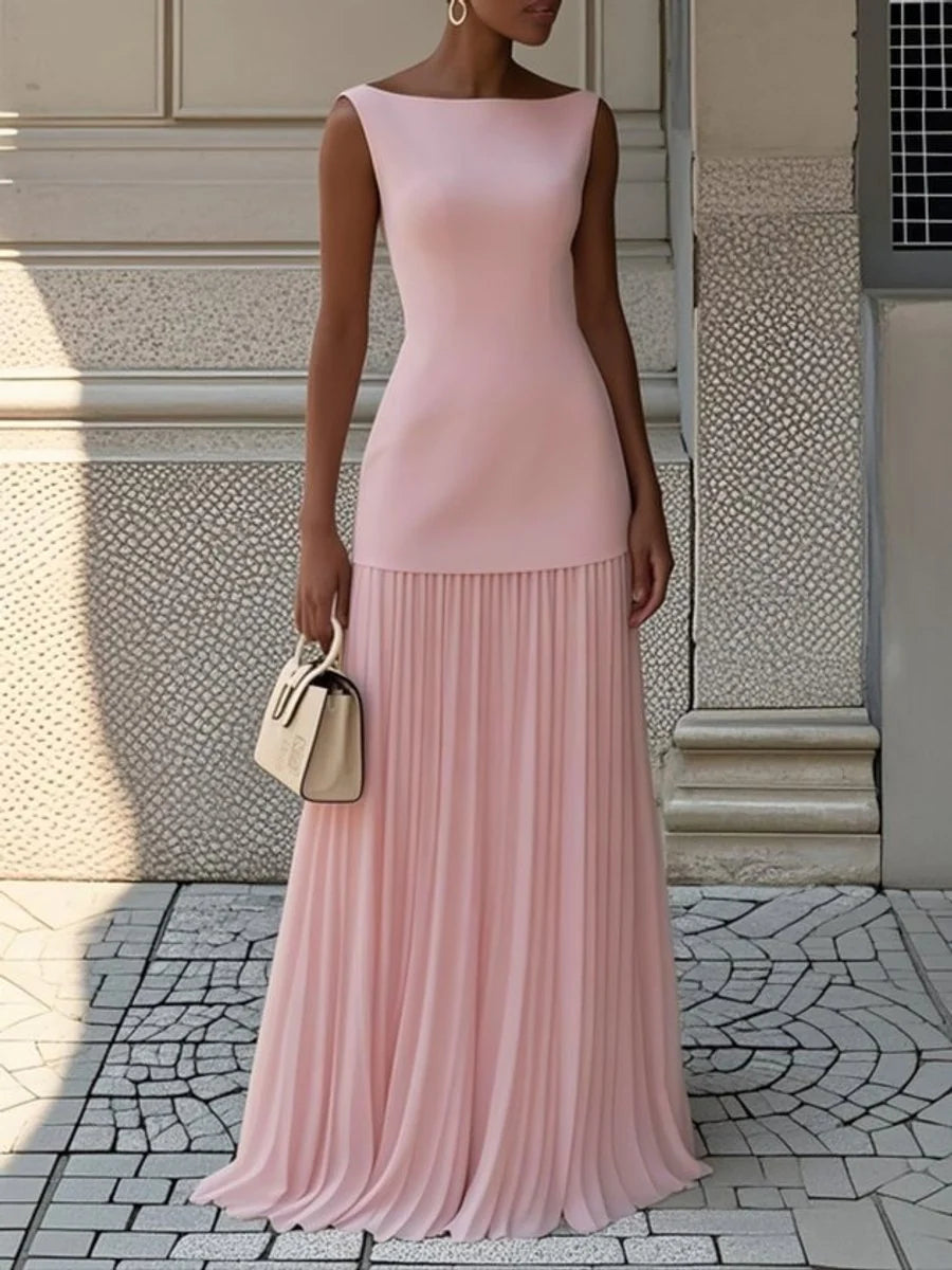 Robe ajustée près du corps pour femme, style sans manches. Idéale pour un look chic et tendance en soirée.
