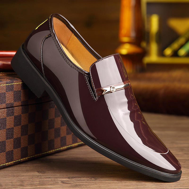 Chaussures homme élégantes style moderne, mocassins slip-on avec un éclat sophistiqué et barrette discrète.