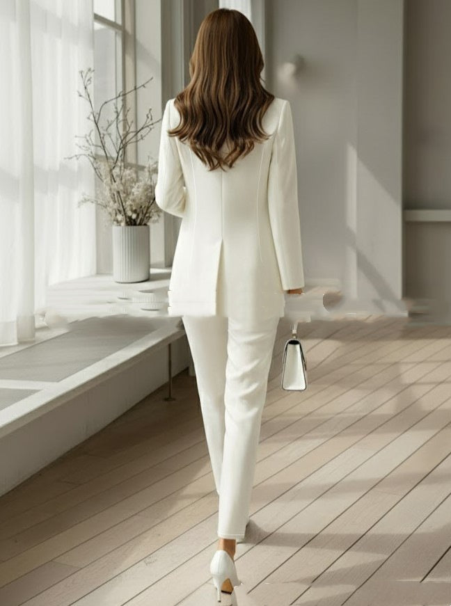 Tenue de bureau chic et moderne: ensemble tailleur femme blanc professionnel trois pièces. Idéal pour le travail.