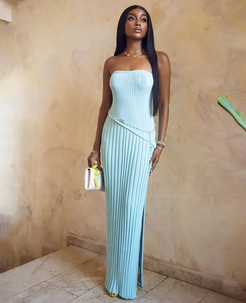 Maxi robe plissée bleu clair élégante pour femme, détails fleur torsadée, parfaite pour occasion spéciale printemps/été.