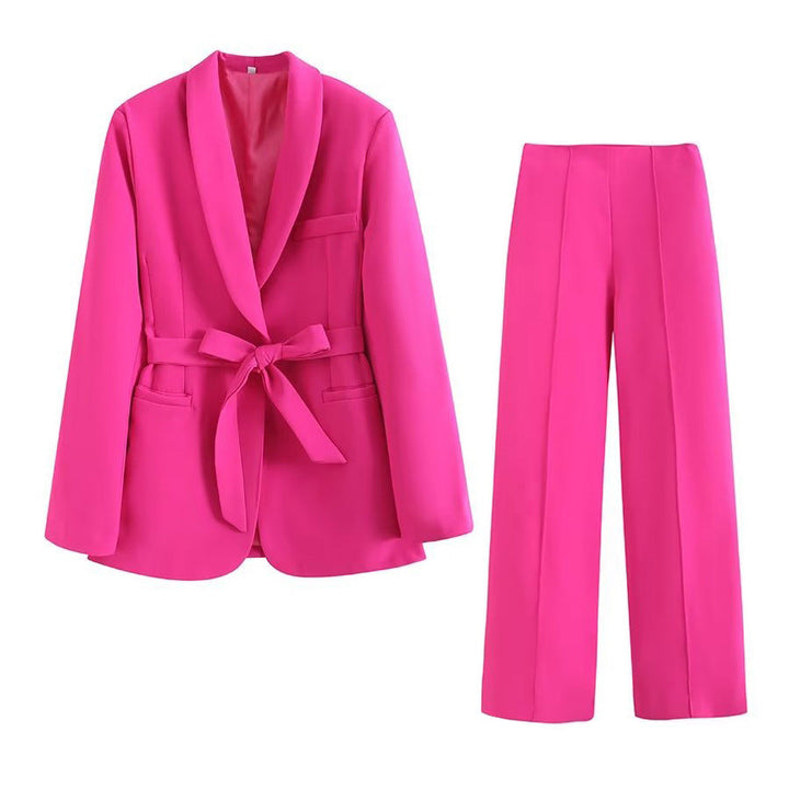 Tailleur pantalon femme élégant et tendance, avec blazer structuré et ceinture, mode printemps.