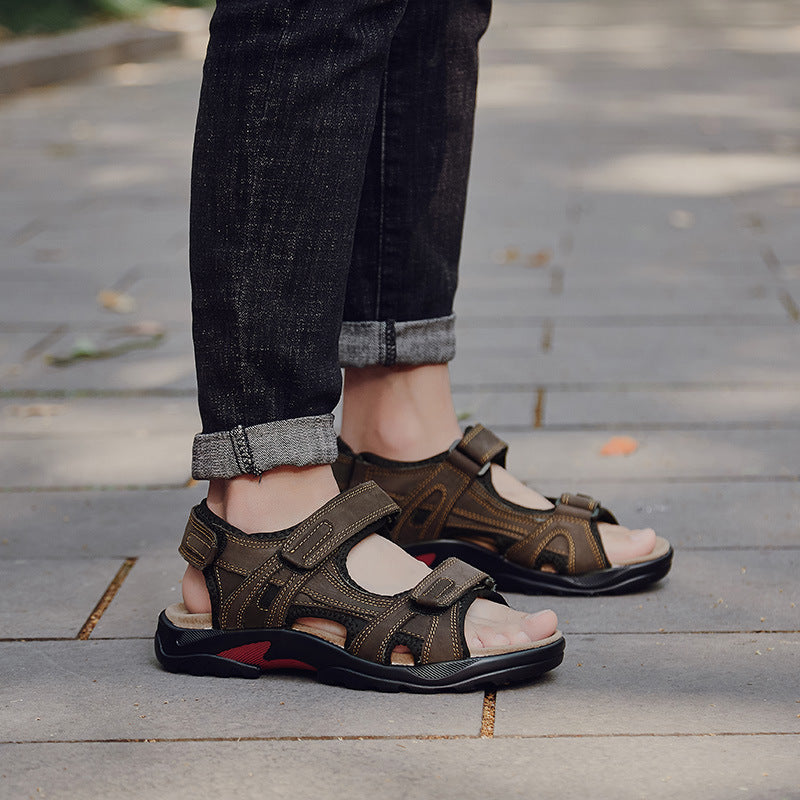 Chaussures homme style romain avec brides et bout ouvert, idéales pour la plage ou la ville.