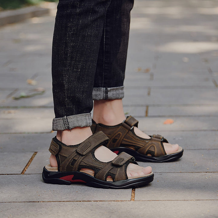 Chaussures homme style romain avec brides et bout ouvert, idéales pour la plage ou la ville.