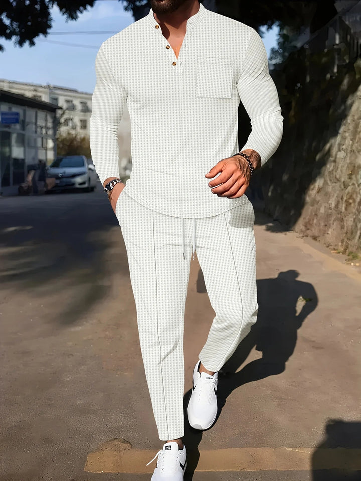 Ensemble décontracté homme deux pièces gaufre, t-shirt Henley et pantalon en coton confortable.