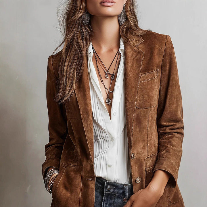 Chic veste femme boutonnée à coupe ample, d'inspiration rétro. Idéale pour un look polyvalent automne-hiver.