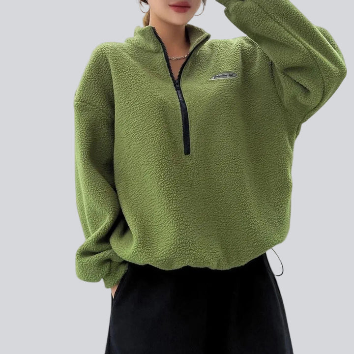 Pull femme style urbain, ample à manches longues et col cordon, idéal pour un look décontracté moderne et confortable.