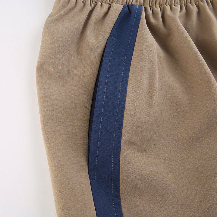 Pantalon jogger homme rétro kaki avec rayures latérales, coupe décontractée, idéal pour le sport chic et le confort.