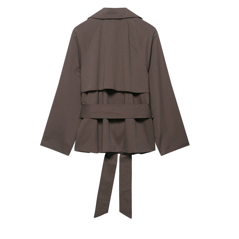 Trench femme élégant marron avec ceinture et col revers. Parfait pour un look intemporel et moderne en automne.