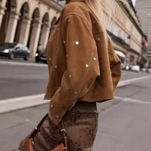 Blouson homme stylé automne/hiver. Veste noire à clous et col vintage pour une allure masculine distinguée.