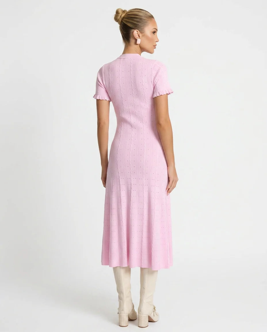 Robe midi côtelée pour femme avec boutonnage intégral, parfaite pour un look décontracté chic estival.